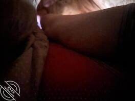 这几天晚上就我跟我妈在家，晚上我磨她跟她一起睡1