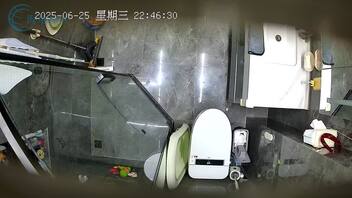 丈母娘上厕所，上一个视频漏胸，看不见逼咋整