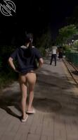 就喜欢把逼露出来---某特露出达人学生linlin大胆人后追着路人玩露出