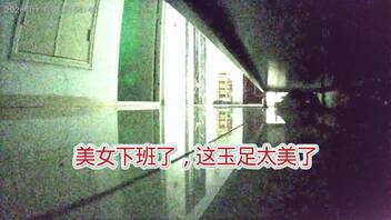 蹲点美女打胶骚鞋