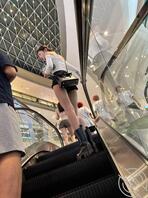 抄底一个小骚货差点被发现，回头看吓我一跳，应该是被发现了，1