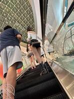 抄底一个小骚货差点被发现，回头看吓我一跳，应该是被发现了，2