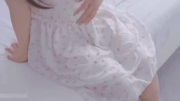 碎花白裙内射极品姐姐却像个饥渴的母狗妹妹一样在喔的胯下