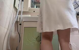 每次偷拍姑姑都是一回刺激的冒险