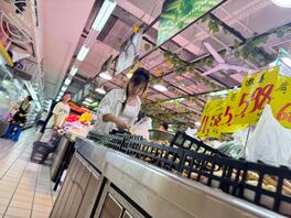 超市偷拍买菜的少妇超短裤1