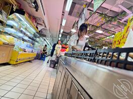 超市偷拍买菜的少妇超短裤2