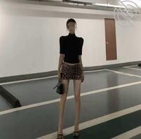 (原创68)野性美,咱丽丽的豹纹超短裙。0