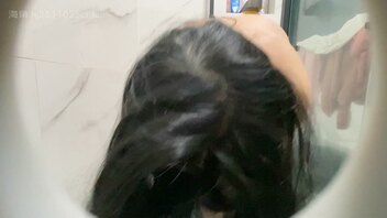 妈妈洗澡偷拍，想操骚妈好久了不知道怎么行动
