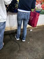 买菜的紧身牛仔裤0