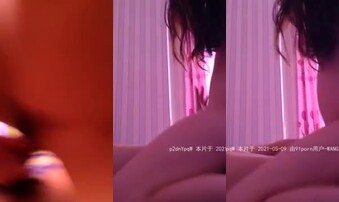 长腿小骚货握着鸡巴就往自己的骚逼里插，水超多