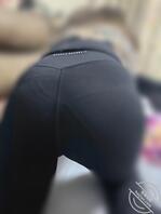 妈妈在和老姨聊天，老姨撅着大屁股在勾引我，好想抱着后入她1