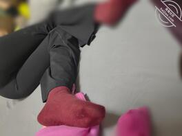 妈妈在和老姨聊天，老姨撅着大屁股在勾引我，好想抱着后入她