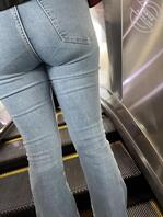 妹妹憋不住尿裤子0