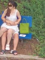 太饥渴!一情侣长椅上行为不雅,走光都不管,全程被拍1