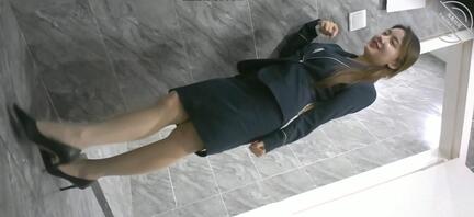 精品厕拍，极品ol少妇 人美逼黑，好像被发现了0