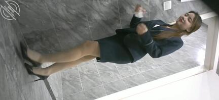 精品厕拍，极品ol少妇 人美逼黑，好像被发现了1