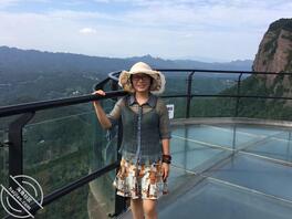 绿母贡献骚妈，短发眼镜大屁股0