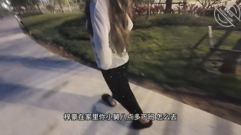 【真实乱伦】舅妈小区车震舅妈 最后被孩子看到 不顾小区人来人往车震 2