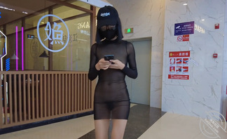 【露出专题】白天商场里透明黑纱大胆露出！多人回头！0