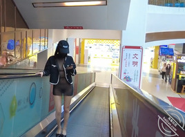 【露出专题】白天商场里透明黑纱大胆露出！多人回头！1