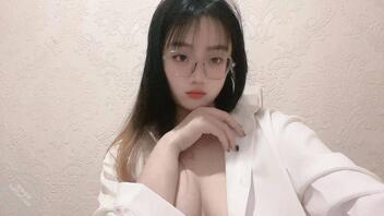 最会玩的反差眼镜妹0