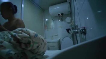 农村骚逼熟女丈母娘洗澡还闻自己裤衩，太骚了
