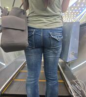 女大学生的紧身牛仔裤1