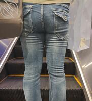 女大学生的紧身牛仔裤2