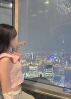 看着表姐美照和翘臀，垂涎欲滴，发消息约她出来操逼