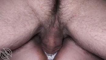 老婆被240斤有包皮垢邋遢大哥无套操,高潮依旧主动要求大哥全部射进骚逼1