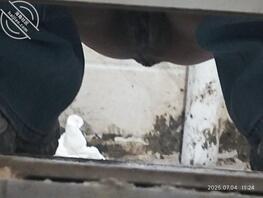 偷拍黑批少妇尿尿0