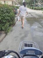 小区偶遇买菜骚逼，大屁股