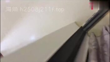 精虫上脑的我趁哥哥洗碗强行把嫂子拉回房间拔下内裤暴力内射嫂子被我操到喷水