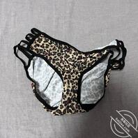 闻着妈妈的内衣,射在了妈妈的内裤上0