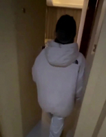 绿帽老公让同学开好房间，带着老婆送货上门