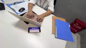 【真实乱伦】上头打视频哄儿子 下头猛操逼迎外甥 舅妈视角 丝袜足交 撸管