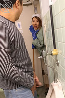 【绿母换脸】打扫男厕的妈妈故意勾引路人2