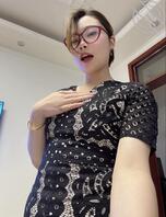 妈妈经常在朋友圈发一些看起来正常，但我觉得擦边的话0