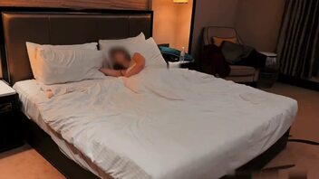 【搬运89】群交派对 两个猛男挨个操黑丝骚货娇妻EP03