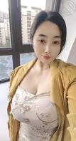 妈妈太有韵味了，大奶子太白了