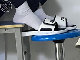 偷拍同学的骚脚三个人每个都想草2