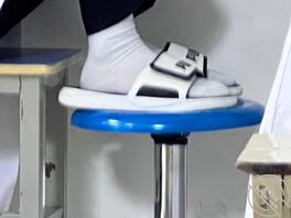 偷拍同学的骚脚三个人每个都想草