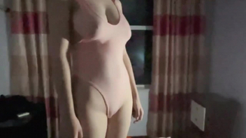 换上泳装的大四考研妹为我深情口交