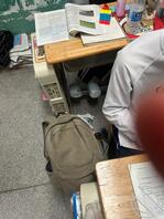 偷拍女高中生穿白袜拖鞋打胶0