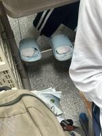 偷拍女高中生穿白袜拖鞋打胶2