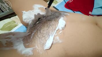 给小姨子剃成白虎，以后天天操无毛嫩逼2