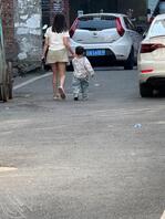 遛娃的良家少妇，走路姿势很妩媚