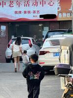 遛娃的良家少妇，走路姿势很妩媚1