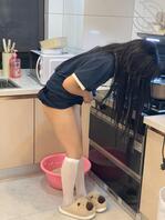 【奶气原创8】半夜偷拍女儿没穿内裤，在厨房找吃的！0