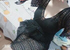 女朋友，想被狼友射屏，会拿给她看1